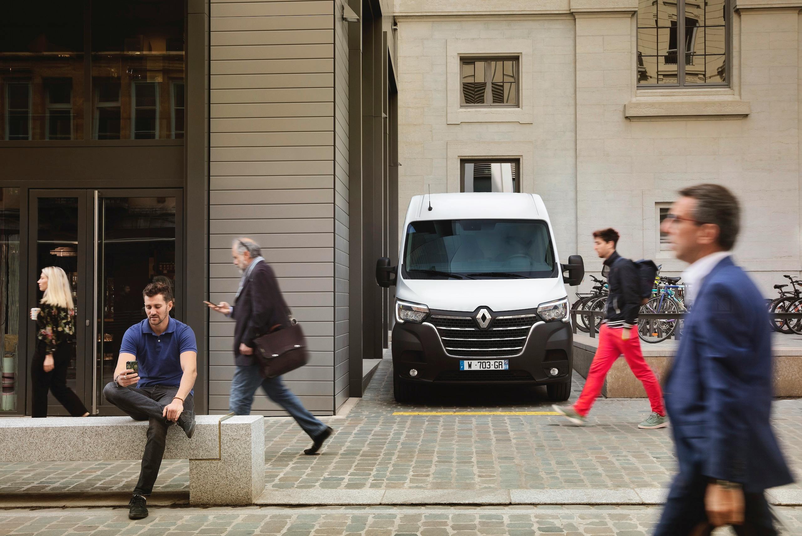 Prenajatá dodávka zaparkovaná v meste medzi ľudmi.